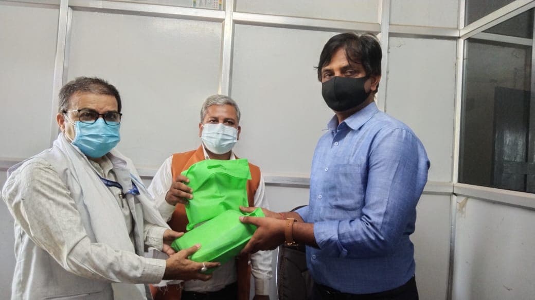 प्रदेश २ का ८ सय पत्रकारलाई स्वास्थ्य सामग्री